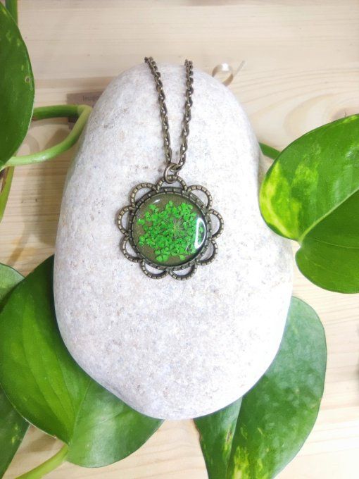 Pendentif vintage forme fleur avec une véritable fleur de dentelle Jade