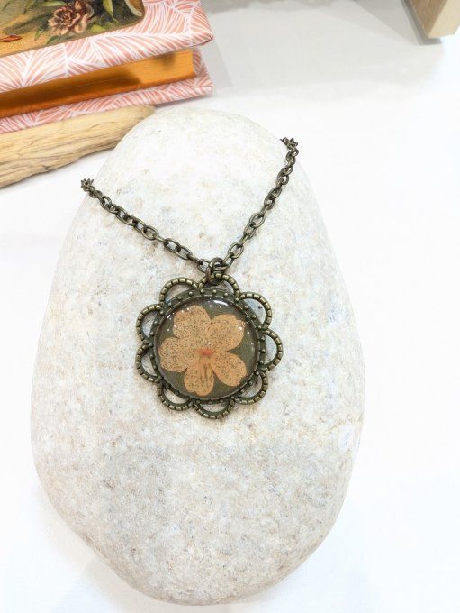 Pendentif fleur avec une véritable fleur de verveine