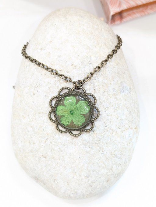 Pendentif fleur de verveine Viviane symbole de paix, abondance et santé