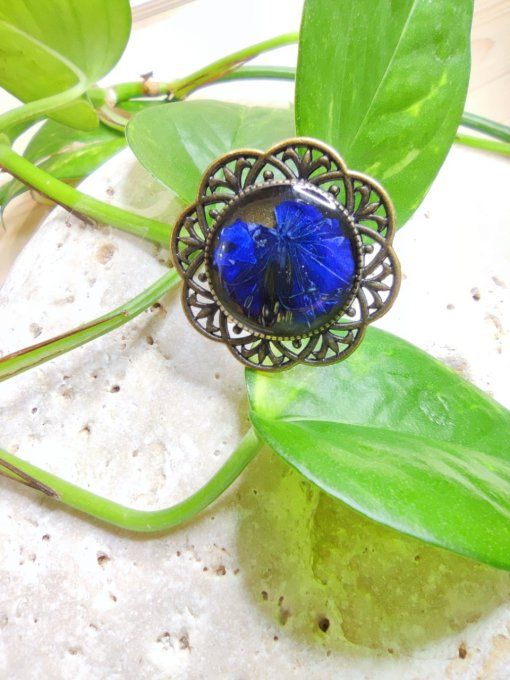 BAGUE FORME FLEUR AVEC UNE VRAIE FLEUR DE NIGELLE MARINE