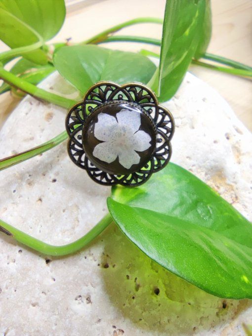 BAGUE FORME FLEUR AVEC UNE VERITABLE VERVEINE MARIE-ROSE