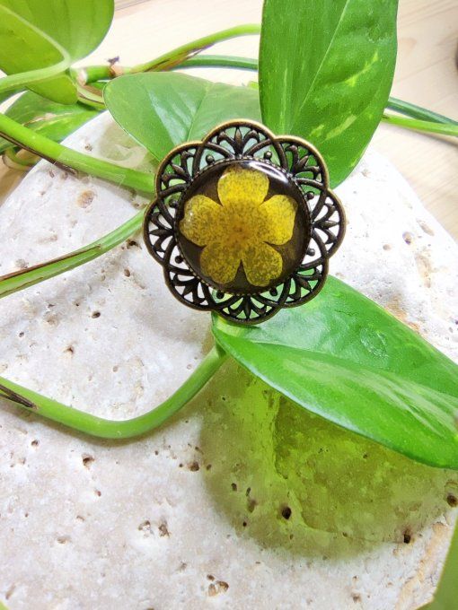 BAGUE FORME FLEUR AVEC UNE VRAIE FLEUR DE VERVEINE JAUNE SUZY