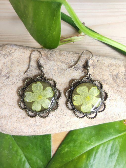 Boucles d'oreilles forme fleur avec une véritable fleur de verveine jaune suzy