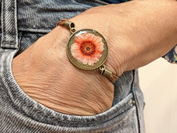 Bracelet en daim marron avec une véritable fleur Chrysanthème symbole d'optimisme et de joie