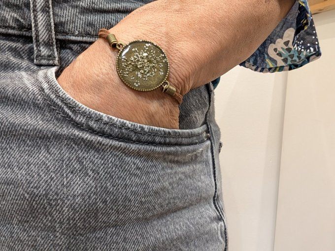 Bracelet daim avec une véritable fleur de dentelle Neige