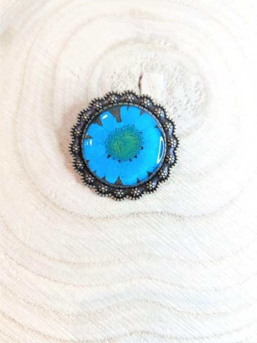 BROCHE MARGUERITE TEINTEE BLEU CELESTE