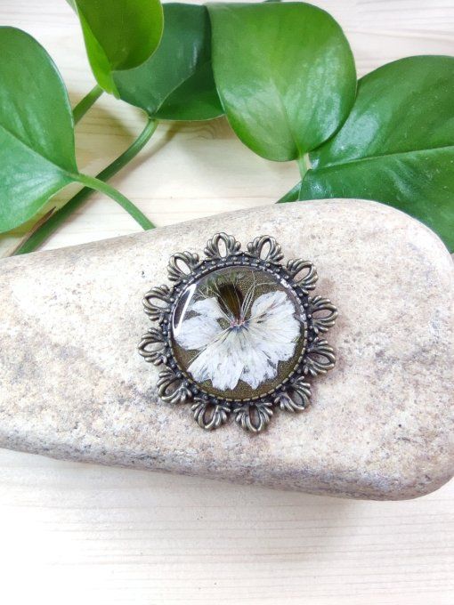 BROCHE FLEUR DE NIGELLE BLANCHE ANGE 2