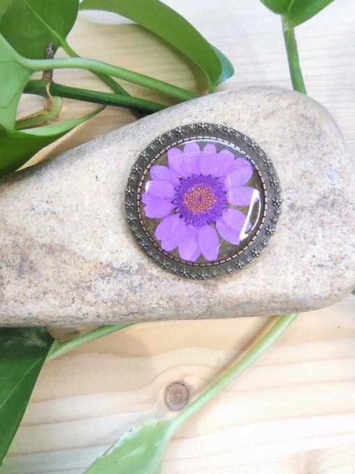 Broche forme fleur Marguerite mauve Zélie