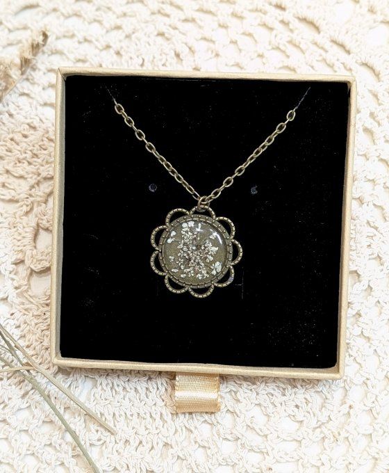 Sautoir médaillon D20 Fleur de Dentelle Neige